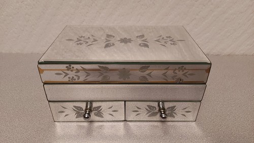 Floral pattern mirrored glass - pattern,