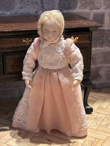 Dolls house scale - dolls,