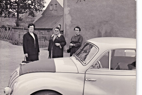 Photo three women vintage ifa - three,