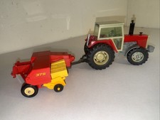 BRITAINS 1:32 TRACTOR 9517 MASSEY FERGUSON 2680 & NEW HOLLAND 376 BALER & Bales