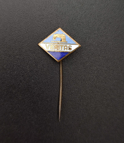 Vintage pin badge - pin, veritas