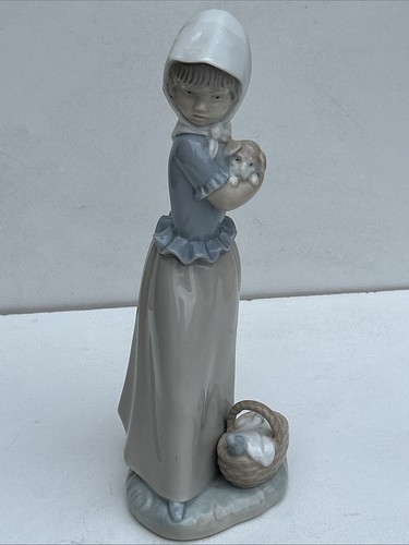 Nao lladro girl holding - girl,