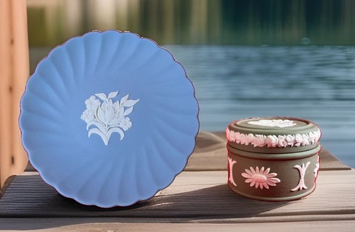 Wedgwood pill box - sage, &