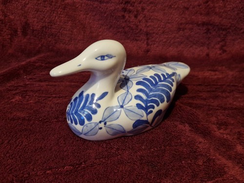 Blue white floral pottery - &,