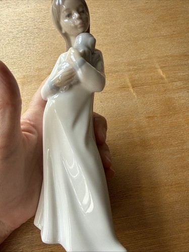 Nao lladro girl holding - lladro,