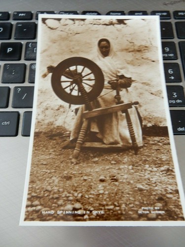 Postcard j42 hand - hand, spinning