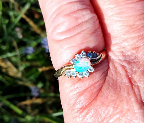 Pretty opal 9ct - gold, ring