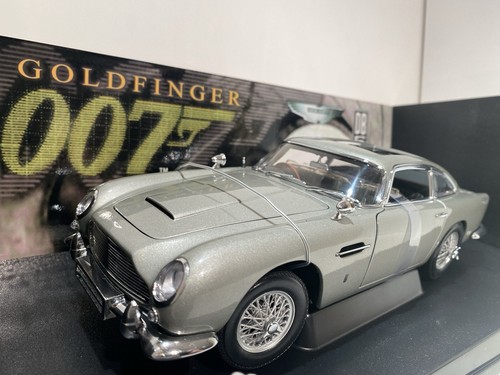 Autoart james bond aston - 1:18,