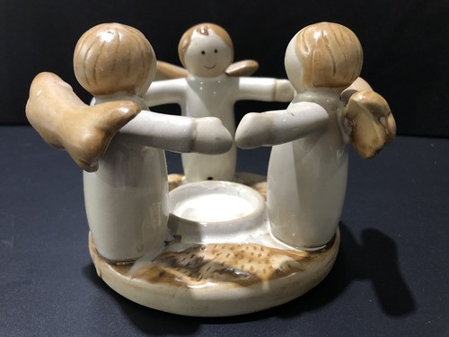 Angels holding hands round - holding,