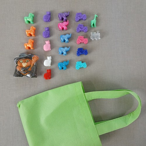 Random assorted plastic - , beads