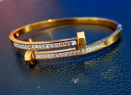 Gold tone nail style - style, open
