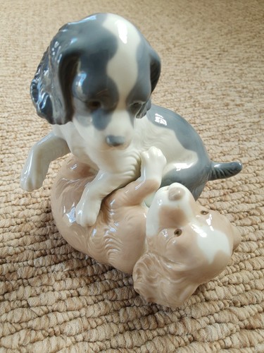 Nao lladro playing puppies - by,