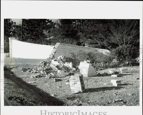 1981 press photo the shattered - 1981,