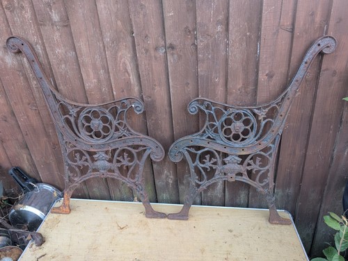 Vintage cast iron lion finial - cast,