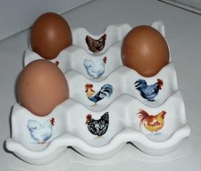 LOVELY WHITE CERAMIC CHICKEN COCKREL ROOSTER 12 FRIDGE EGG STORAGE HOLDER TRAY