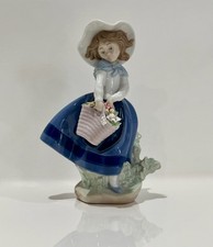 Lladro “Pretty Picking” #5222 Porcelain Girl with Flowers Figurine – Spain
