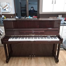 Yamaha SU118C piano