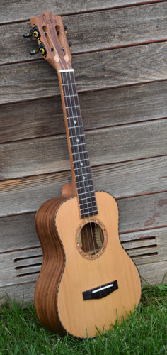 Ukulele solid cedar top - cedar,