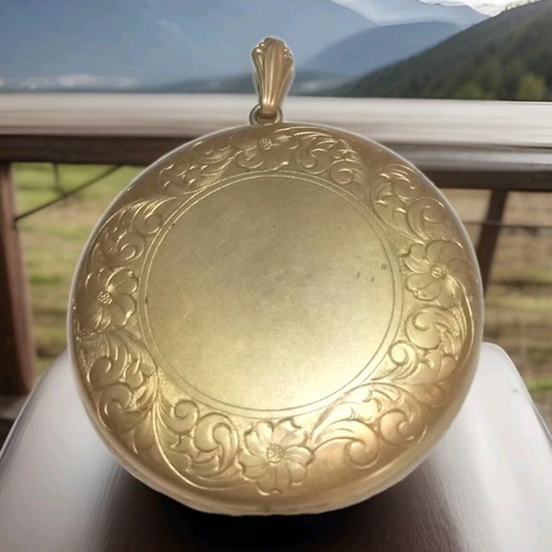 1920s large locket with - 1920s,