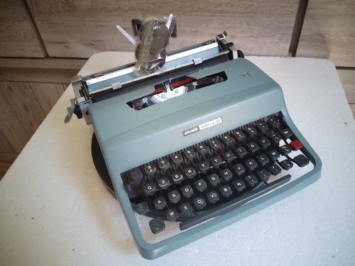 Olivetti letter typewriter - 32,