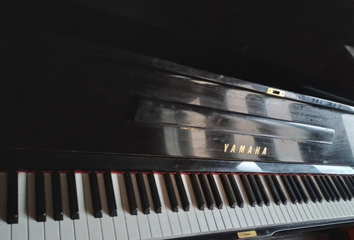 Yamaha upright black gloss - black,