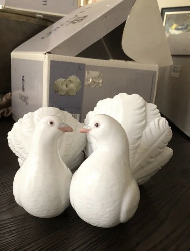 Lladro couple doves kissing - couple,