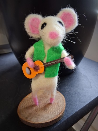 Mouse playing guitar needle - mouse, a