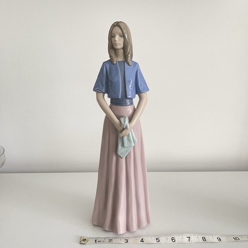 Nao lladro standing - standing, woman