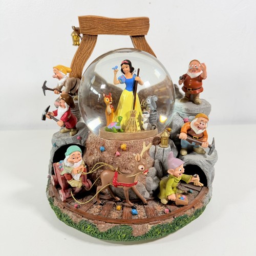 Disney snow globe white - snow,