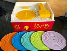 Fisher-Price Record Player + 5 Records - 10 songs. Retro battery-operated. 
