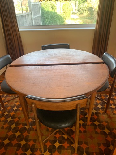 Plan table and chairs - g,