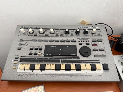 Roland 303 groovebox - groovebox, —