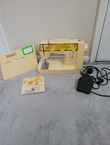 Retro 1970s singer starlet - retro,