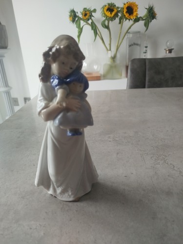 Lladro nao are sleepy - -,