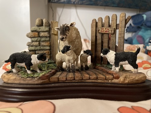 Border fine arts surprise - fine,