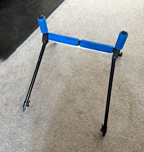 Fishing pole roller stand