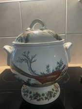 Portmeirion Birds of Britain tureen with a lid, in the Acorn & Leaf Rim pattern