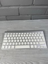 Apple Wireless Keyboard A1255 - Bluetooth - Aluminum - White Keys