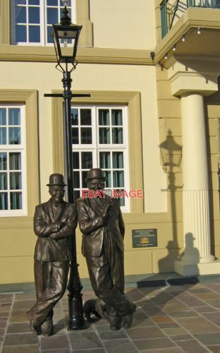 Photo laurel hardy statue - &,