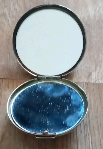 Vintage round pocket compact - round,