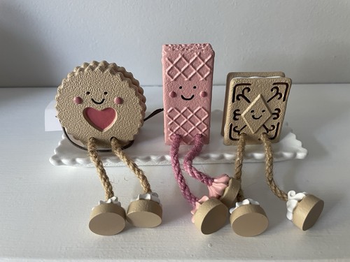 Next three biscuit - next,