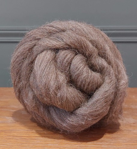 Light brown irish wool roving - light,