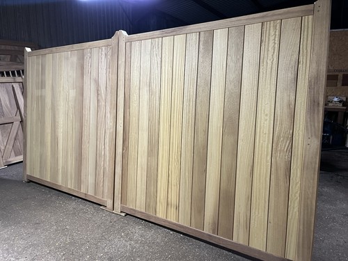 Traditional wooden driveway - traditional,
