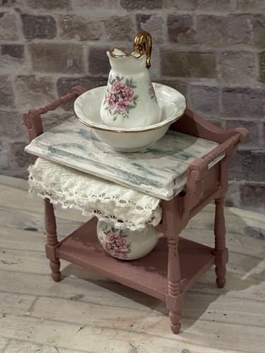 Dolls house scale - dolls,