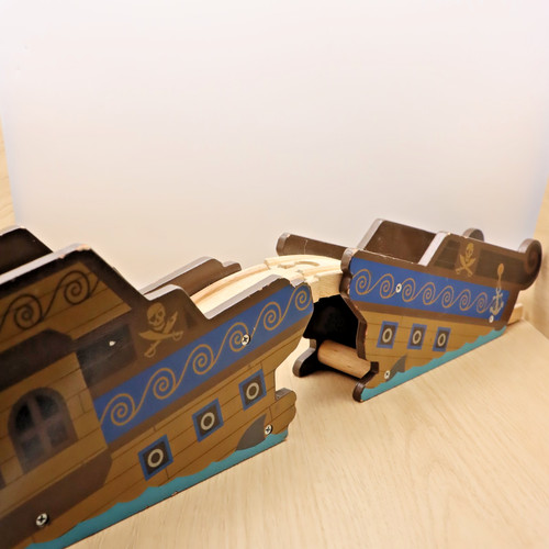 Wooden train track pirate - train,