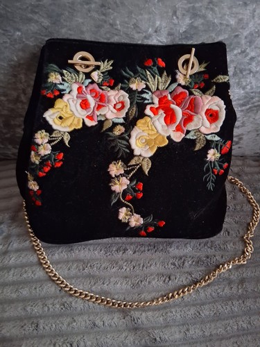 Embroidered black velvet - black,