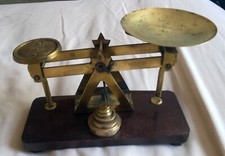 ANTIQUE BRASS POSTAL SCALES WITH SET OF WEIGHTS.