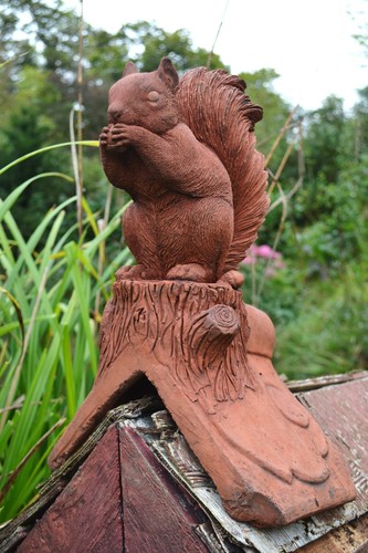 Squirrel angled roof - , finial