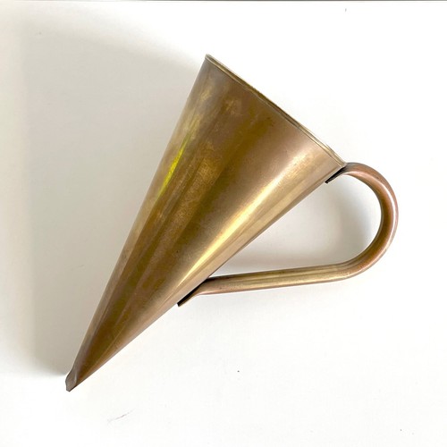 Pint jug conical with - conical, handle