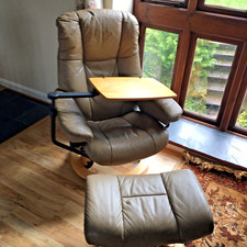 EKORNES STRESSLESS "MAYFAIR” (MEDIUM) LEATHER RECLINING CHAIR, FOOTSTOOL & TRAY